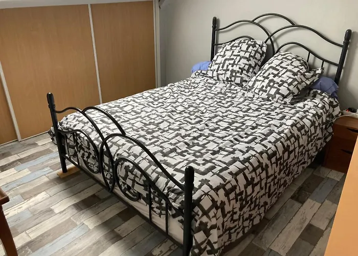 Chambre Meublee Dans Une Maison